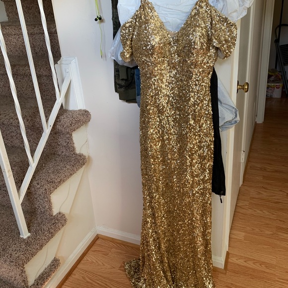 Sherri Hill Dresses & Skirts - Gold sequin Sherri Hill dress